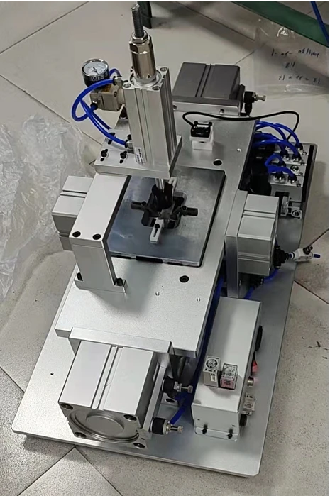 Pneumatische Nadelformmaschine